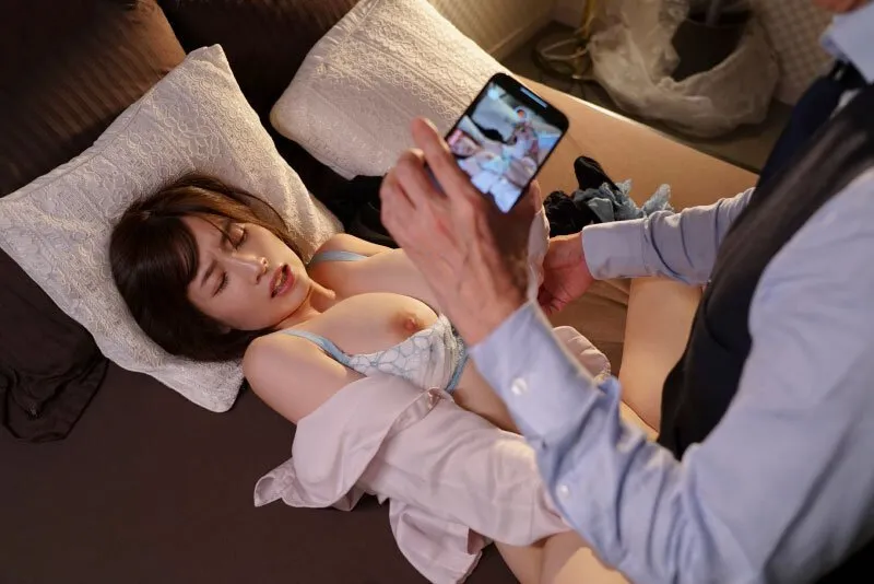 Quản lý chuốc thuốc em thư ký bắt nện cả đêm khi đi bàn việc làm ăn xa