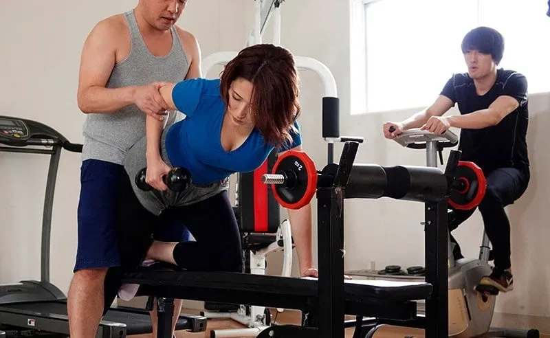 Chồng yêu phát hiện cô vợ vụng trộm với huấn luyện viên thể hình