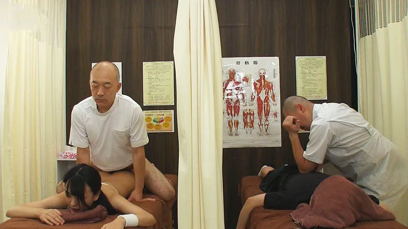Dẫn người tình đi mát-xa rồi bị nắc cạnh bên mà không hề hay biết